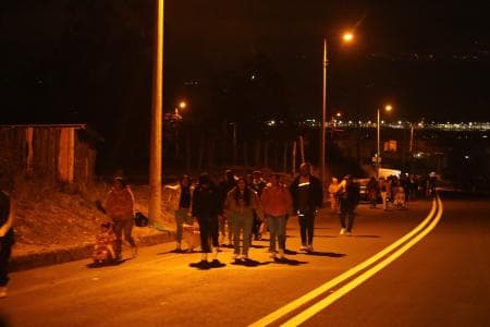 Bomberos de Quito rescatan a un feligrés atrapado tras desviarse de la procesión hacia El Quinche