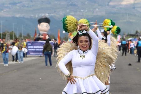 Desfile de la Confraternidad da inicio a las festividades por los 491 años de fundación de Quito