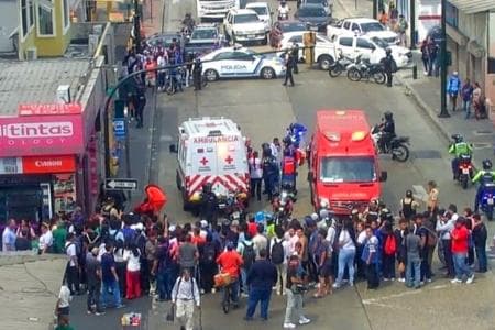 Entre sillas, mesas y congeladores se ocultaba uno de los sospechosos por la balacera que provocó la muerte de una mujer en Guayaquil