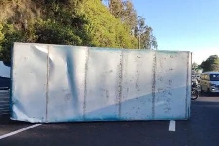 Conductor de furgón que se volcó en la avenida Simón Bolívar, en Quito, estaba ebrio