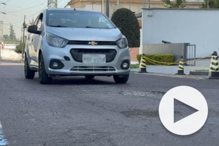 Baches en las calles de Quito se convierten en un 'calvario' para los conductores y elevan el gasto en talleres mecánicos