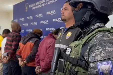 Así operaba una banda de tráfico de migrantes en Ecuador, que ofrecía visas falsas de trabajo de Estados Unidos