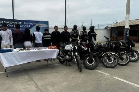 Operativos en Santa Elena: rescatan a dos secuestradas y violadas en Ayangue, y una multitud quemó moto de sicarios en San Pablo