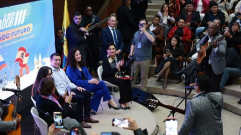 Daniel Noboa asistió a un encuentro con migrantes en Madrid, en donde entregó becas en inteligencia artificial