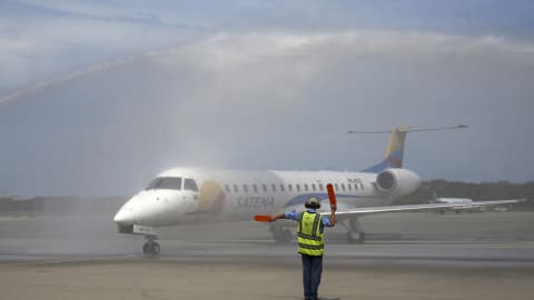 Suspensión de vuelos a Venezuela por parte de aerolínea estatal de Colombia choca con mensaje de Petro