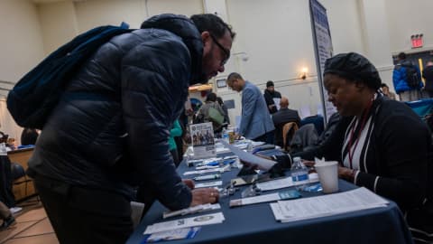 Desempleo en Estados Unidos sube al 4,6% en noviembre de 2025, el índice más alto desde hace cuatro años