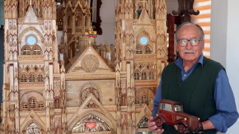 Artesano ecuatoriano recrea en madera la Basílica del Voto Nacional, el templo neogótico más grande de América